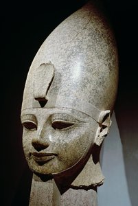 来自新王国al-Qurnah的Amenhotep III的巨大头部（粉红色花岗岩）